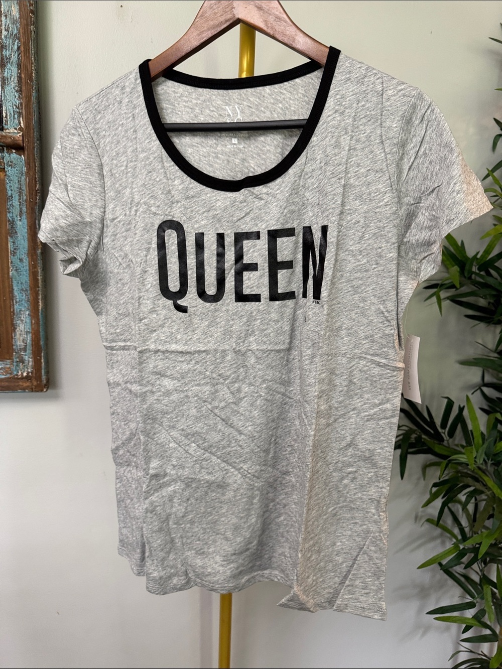 New York & Company Gray Tee with Black Trim and QUEEN Graphic NWT L - Picture 5 of 9